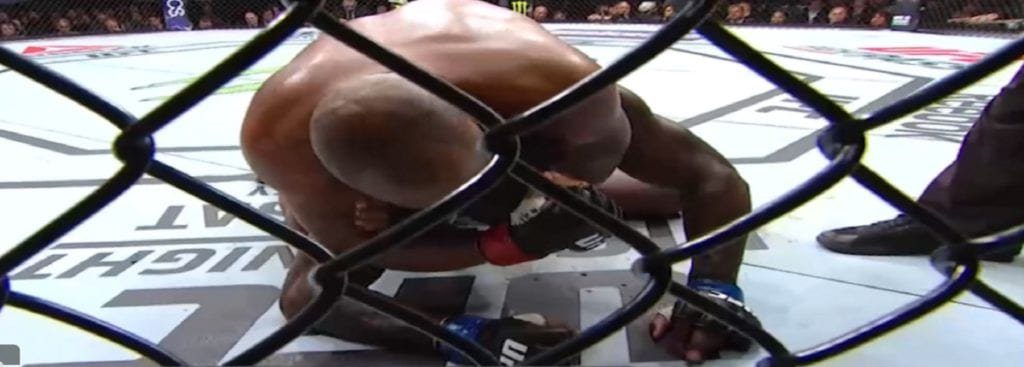 Daniel Cormier somete a Johnson