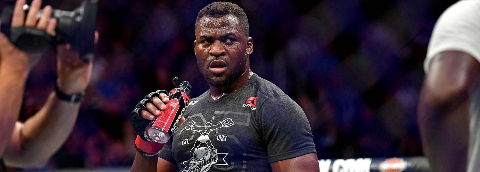 Francis Ngannou disculpa