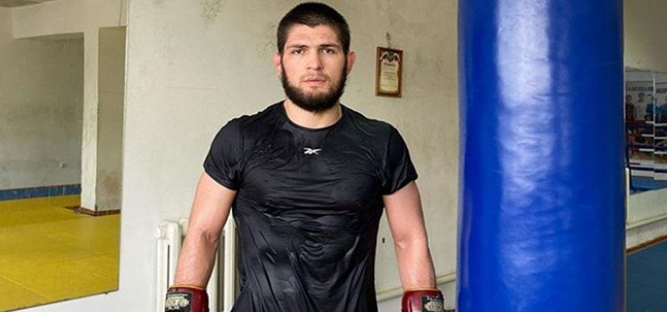 Khabib retrasa